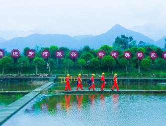重慶長(zhǎng)壽供電公司云臺(tái)供電所工作人員對(duì)清邁良園田園綜合體項(xiàng)目開展用電檢查